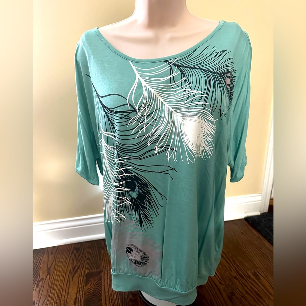 Venus Green and White Graphic cold shoulder 3/4 Sleeve Top size large.